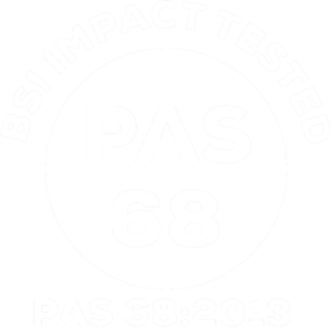 Logo for BSI Impact tested pas 68, som Pitagone F11 og F18 er certificeret efter. Ydermere er systemet også certificeret efter IWA14 og ASTM - kontakt Safety Solutions Denmark for yderligere info | 7171 2040 | info@safetySD.dk